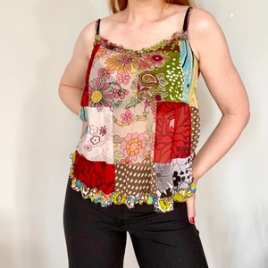 Mönstrad topp Miss Sixty i S - Mönstrad och lätt transparent linne med liten volang från Miss Sixty i storlek S • i använt men bra skick • resår runt ryggen gör att den passar både S och M • frakt på 24 kr tillkommer :) 