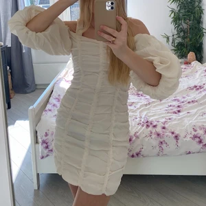 Klänning  - Säljer min studentklänning. Använd 1 gång, nyskick. Köpare står för frakt!🧡