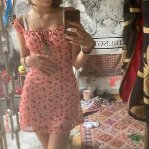 Gullig klänning - Fin klänning som framhäver kroppsformen så bra! Köpt från Zalando men märket är New girl order❤️ skriv om ni har några funderingar. 