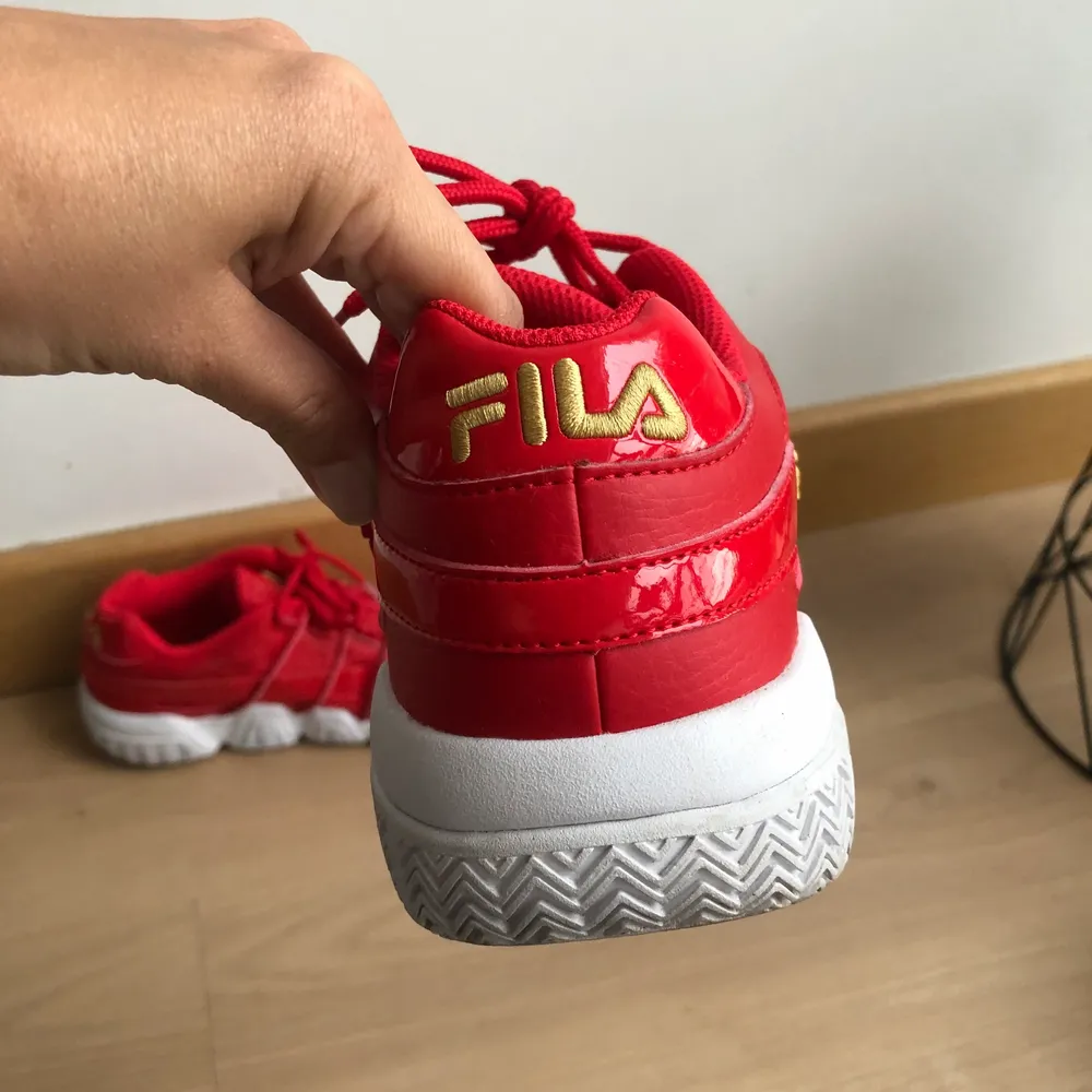 Sneakers FILA size EUR 38,5. I wore them 3 times. Very good state . Skor.
