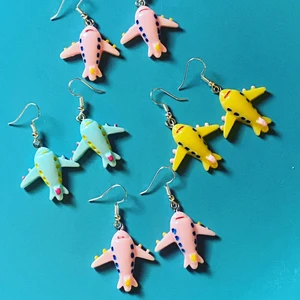 Handgjorda örhängen  - Ca 4,5 cm långa. 70kr+ fri frakt 🇸🇪! 