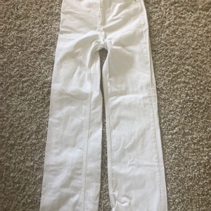 vita zara jeans - superfina zara jeans som är använda fåtal gånger och sälja då de är för små! de har gått upp lite i sömmen som man ser på andra bilden men det ser man inte när gylfen är stängd😁 de passar perfekt på mig i längden som är 175cm💗💗 tyvärr har jag inga bilder med dem på då jag inte får på mig de:) köparen står för frakten!