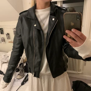 Skinnjacka från mango strl m - Säljer denna skinnjacka från mango i strl m! Galet snygg!