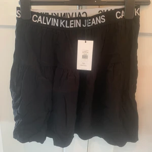 Calvin Klein kjol S - Helt ny jättesöt kjol från Calvin Klein i storlek s nypris 799:- , passar även en mindre m. 400:- pp eller hämtas i Helsingborg