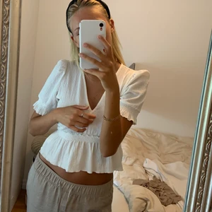 Jättesöt vit topp - Världens gulligaste topp med lite puff ärmar och volanger. Perfekt nu i sommar! Köpt från asos och använd cirka 2 ggr! Så i väldigt bra skick. Kolla gärna in mina andra annonser för liknande toppar men även kjolar, byxor, klänningar. Kram 💕💕❤️❤️