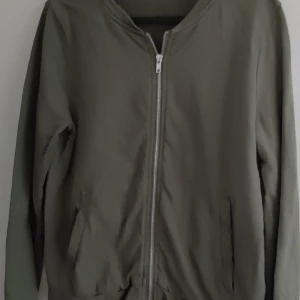 Jacka - Militärgrön dam jacka 