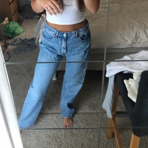 Baggy jeans  - Så SJUKT snygga baggy jeans från Stradivarius. Älskar dom verkligen men vill beställa de i en storlek mindre då de är lite väl stora för mig. De är i storlek 38, och jag är en 36 så de sitter alltså baggy på mig men säkert på en som har 38/40 också. Väldigt fin detalj med rosa märket bak också. Frakt inkl i priset ❤️
