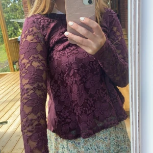 Spetströja från Holliser - Fin spetströja från Hollister. Sitter fast en undertröja under så inte genomskinlig annat än ärmarna. Strlk M men känns som en S då ärmarna är lite trånga. 