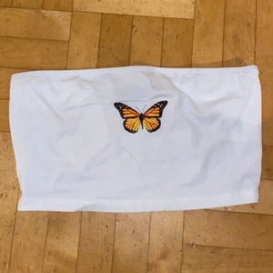 Bandeau - Den med fjäril är helt oanvänd medan den helt vita är använd ett par gånger. Fjärilstoppen är i strl XS medan den hel vita är strl S. Säljer dessa då jag inte längre har någon användning för dem. En topp 60kr och för båda 100kr. Skicka pm för bättre bilder!😁