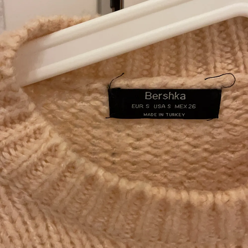 Supercoola stickad tröja från Bershka, storlek S💕❤️💘🤩 köparen står för frakten 66:- eller mötas upp i GBG. Tröjor & Koftor.