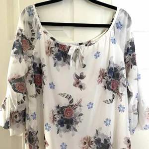 Blommig blus  - Drömmig blus från Size & needle! Väldigt stor i storleken så passar nog mer en M. Endast använd 1 gång så i nyskick! 🦋💘