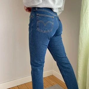 Mörkblå Levis jeans - Aldrig använda, nyskick, skönt material, pm vid frågor/intresse