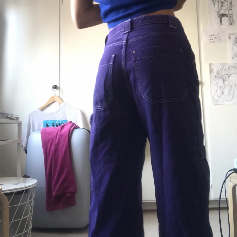 purple cargo jeans with white sews. Jeans & Byxor.