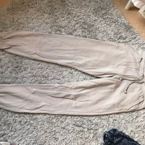  mjukisbyxor  - Mjukisbyxor som är knappt använda men tvättade ungefär 2ggr och använda typ 3ggr säljer då de blivit för korta för mig (passar i midjan på mig som är S) 