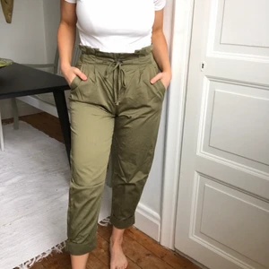 Gröna Bershka byxor  - Endast testade byxor! Ska sitta lite kortare på benen. Är 161 cm, så lär passar de som är 165 cm och under! 