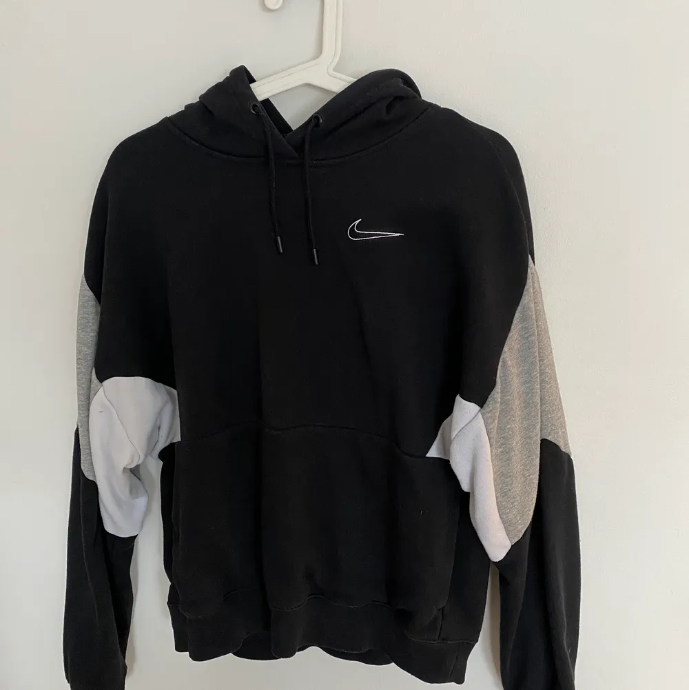 Nike hoodie i storlek M. Fint skick, 160 kr + frakt 💕. Tröjor & Koftor.