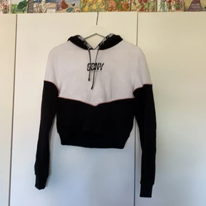 Cropad hoodie från SDNY supply & demand  - cropad hoodie från SDNY supply & demand i storlek 36. Plagget tvättas innan det skickas iväg 
