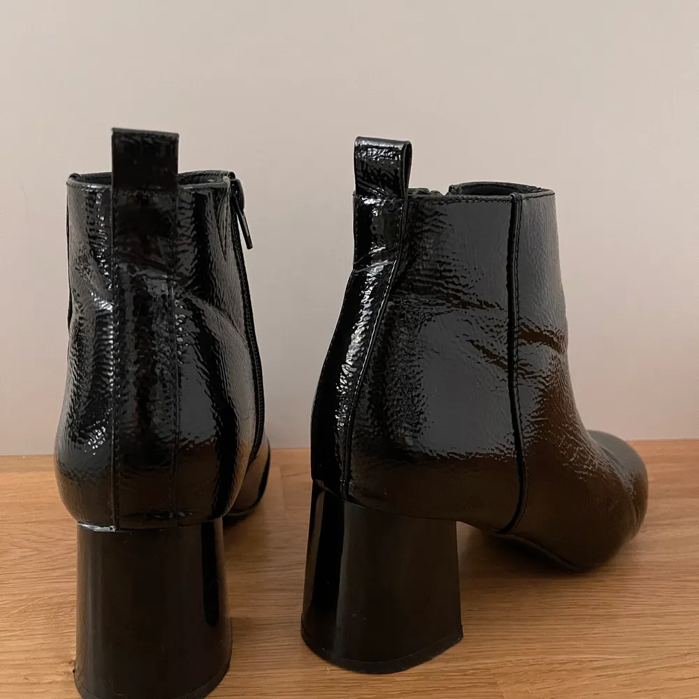 Svarta boots som passar lika bra till en vardaglig outfit som till en festlig outfit! Det är storlek 38, klackhöjden är cirka 6,5 cm.  Skorna är endast använda ett fåtal gånger. Går att mötas upp eller fraktas till önskad adress. Frakt tillkommer. . Skor.