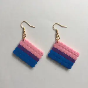 Egengjorda nickelfria örhängen av bisexuella flaggan 💖💜💙 Andra prideflaggor finns på min sida!