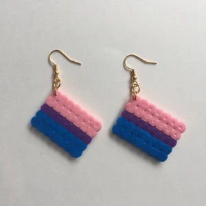 Örhängen av bisexuella flaggan - Egengjorda nickelfria örhängen av bisexuella flaggan 💖💜💙 Andra prideflaggor finns på min sida!