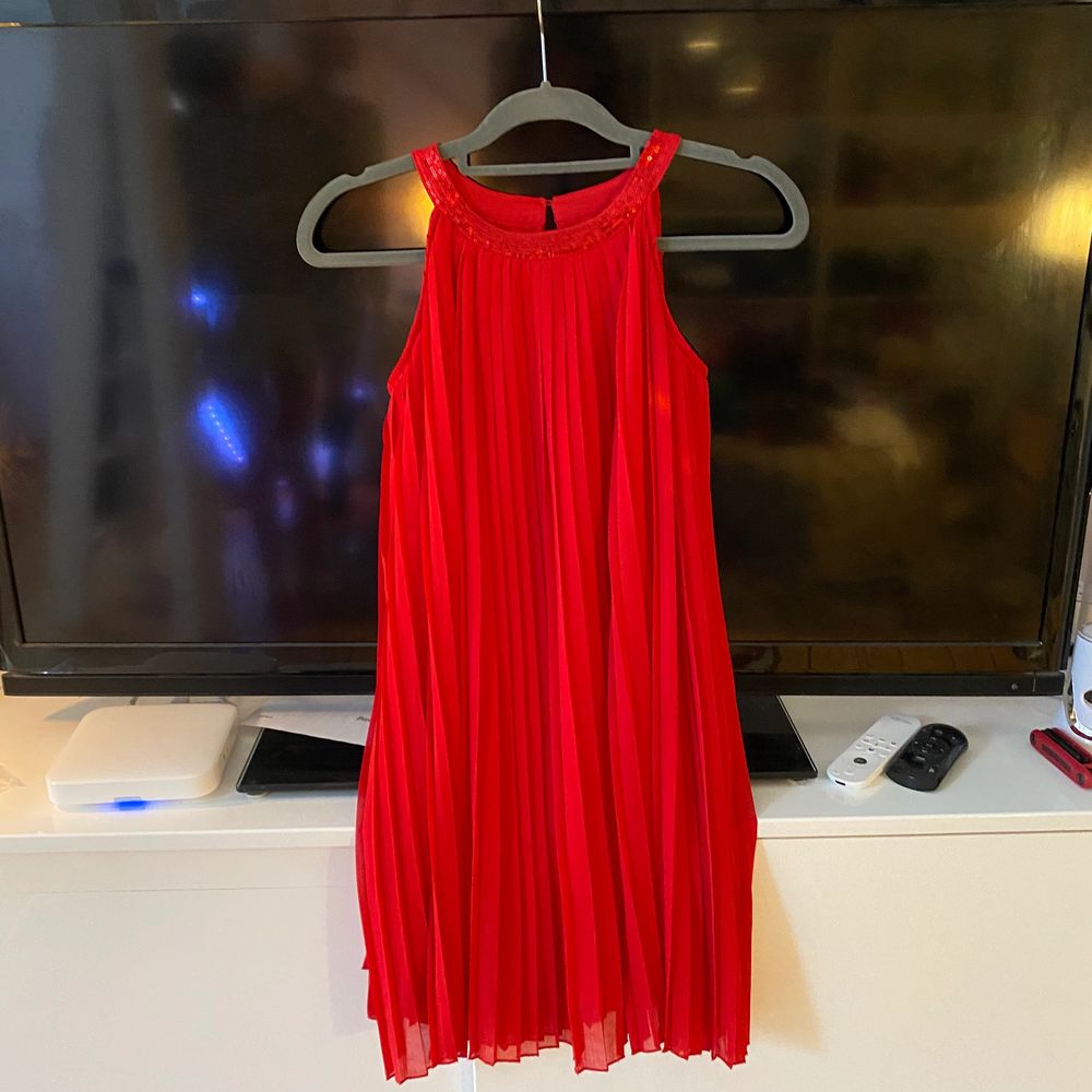 Säljer denna superfina röda klänning ifrån ellos, perfekt som julklänning eller nu till sommaren, knappt använd:)) säljer likadan fast i svart!. Klänningar.