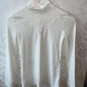 Spetstopp  - Söt vit långärmad topp, aldrig använd prislapp kvar❤️