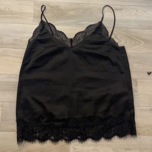 Linne med spets  - För liten för mig därav säljs den 