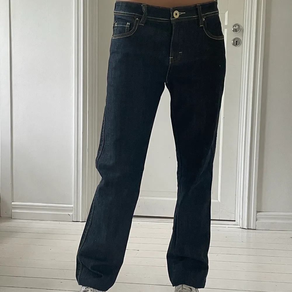 Lågmidjade jeans köpta second hand. Storlek 38 men är små i storleken. Passar bra på min syster som är en 36 och är 160 cm lång. Skriv privat vid frågor. Köparen står för frakten💖. Jeans & Byxor.