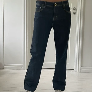 Vintage lågmidjade jeans - Lågmidjade jeans köpta second hand. Storlek 38 men är små i storleken. Passar bra på min syster som är en 36 och är 160 cm lång. Skriv privat vid frågor. Köparen står för frakten💖