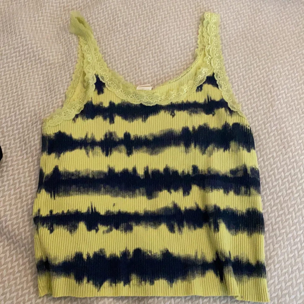 Super fint tie dye linne från urban outfitters med snygga färger, storleken är L men jag brukar ha S och den passar mig, köparen står för frakten❤️. Toppar.