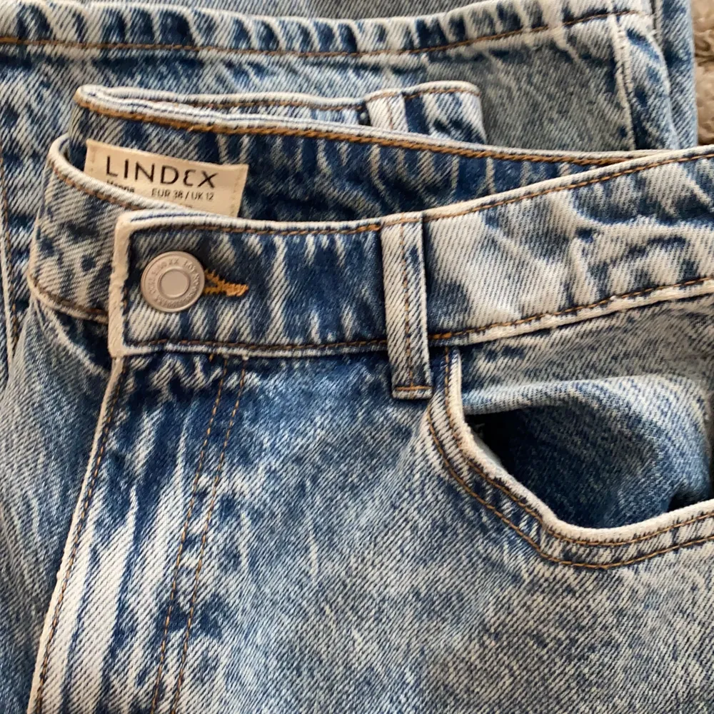 Säljer dessa snygga jeans, långa i benen och såå fin passform. Dom är använda max 3 ggr så i väldigt bra skick!. Jeans & Byxor.
