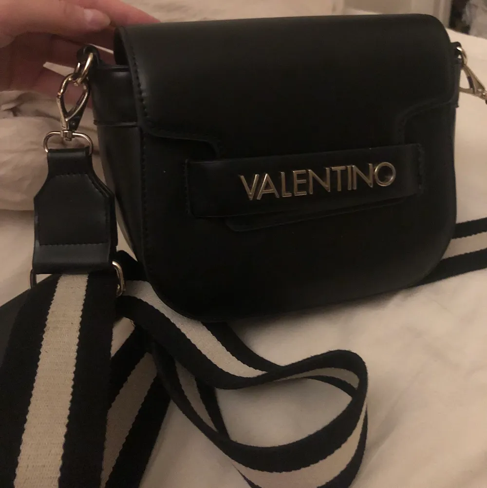 Valentino axelremsväska i väldigt bra skick. Hur snygg som helst och du får plats med en massa saker i väskan. Kommer ej till någon andväning därav säljer jag den. 🌸. Väskor.