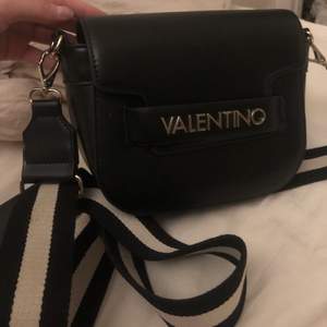 Valentino axelremsväska i väldigt bra skick. Hur snygg som helst och du får plats med en massa saker i väskan. Kommer ej till någon andväning därav säljer jag den. 🌸