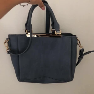 Handväska💓 - Handväska från Åhléns som är använd max 4 gånger, inga synliga fläckar på utsidan utan bara några få på insidan🤍 buda i kommentarerna! Köp direkt för 700kr!  köptes för 800kr🤍 börja buda på 400💞 om du vill ha fler bilder så fixar jag de🤍