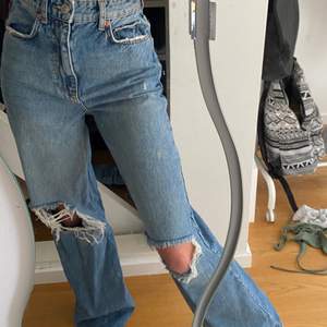 Populära jeans från Gina Tricot. Fick i julas men aldrig använda för de är för långa för mig. Jag är 1,67 cm. Storlek 34. Väldigt bra skick.