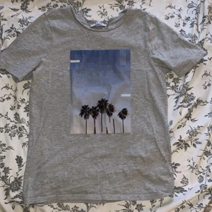 NA-KD t shirt - Jättefin NA-KD t shirt, jättefin med ett mjukt tryck eller vad man ska säga(gjort i tyg)✨💕 