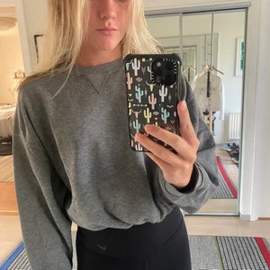 grå sweatshirt  - säljer denna snygga gråa sweatshirten från bikbok💕 den har knyte i midjan och är väldigt skön⚡️⚡️ den är i storlek s men passar även m och xs!! 