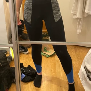 Träningstights från Johaug - Träningstights från märket Johaug. I storlek 34. Nyskick förutom lite slitet på knät, men tror mest det är smuts som går att tvätta bort (kanske) 😅 Jag är 1,65 🥰 Nypris var runt 600kr 