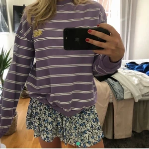 Sweatshirt  - Jätte fin o skön sweatshirt från junkyard, säljer då den inte kommit till användning. (Första bilden är lånad!).