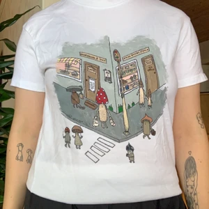 Målad t-shirt❤️ - Om fler är intresserade av att köpa inom kort startas en budgivning i kommentarerna! Jag säljer även denna på instagram: @hembaktatrojor. Målad med textilfärg som håller i tvätt!❤️❤️❤️