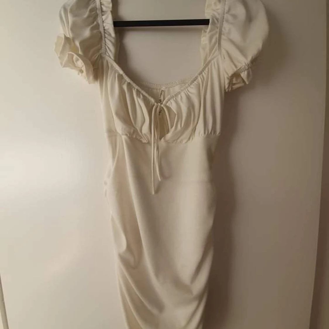 En vit klänning från LUCY IN THE SKY LA - 90