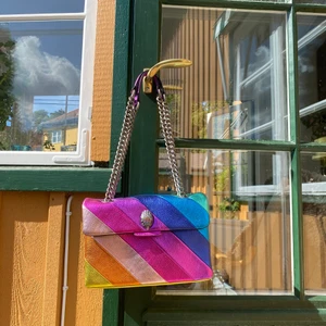 Kurt Geiger väska - Säljer denna jättefina populära väskan, som är i nyskick! Använd endast fåtal gånger!💕  Nypris ca 2500kr, mitt pris 1800kr!!💕 Skriv för frågor😃