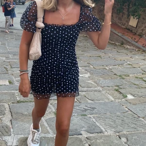 Klänning - Säljer denna fina svarta klänning! Strl xs men den är stechig och passar S också! Använd fåtal gånger. 200kr exklusive frakt! 