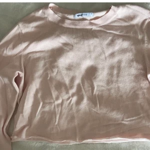 Ljusrosa topp - Säljer denna söta ljusrosa toppen som är avklippt så kanten kan ”rulla” upp sig. Den är knappt använd och har inga defekter!  Skriv för fler bilder. Om man köper fler grejer får man de billigare!💞