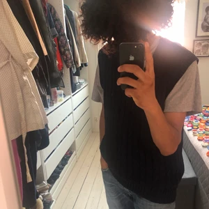 Stickad Väst - Sjukt fet mörkblå väst!! Sitter som en L men skulle även kunna passa XL fint! Passar mig som är 180 perfekt. Finns inga defekter! Möts i Malmö och tar Swish. Står ej för frakt eller fraktens slarv!