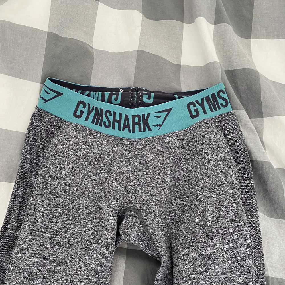 Knappt använda populära tights från Gymshark. Passar mig som vanligtvis är S/M och även mindre. Säljes då jag inte hinner använda de. Otroligt bra skick. Köpta nya för 550kr. Jeans & Byxor.