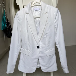 Kavaj från mango - xs/s - Strl xs men passar även s, är i mycket gott skick! har ett litet märke vid höger hsnd pga en kedjeväska men det ska gå bort i tvätten!