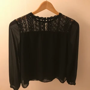 Svart blus - Passar storlek XS-S. 💵10kr+40kr frakt💵