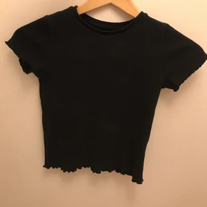 Marinblå topp - Köpt på Gina Tricot mini i storlek 128, men passar xs. 💵10kr+40kr frakt💵