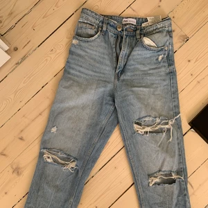Slitna jeans ifrån zara - Slitna jeans ifrån zara i mom fit!